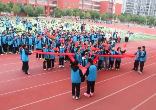 笃定中学的高一重生眉宇间有一股新学校新起点才有的锐气