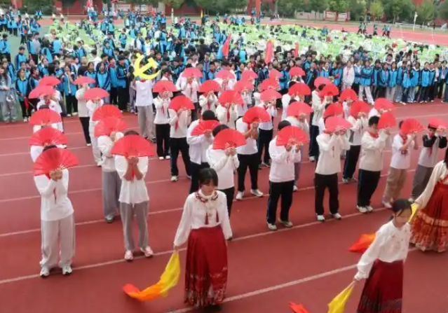 笃定中学的高一重生眉宇间有一股新学校